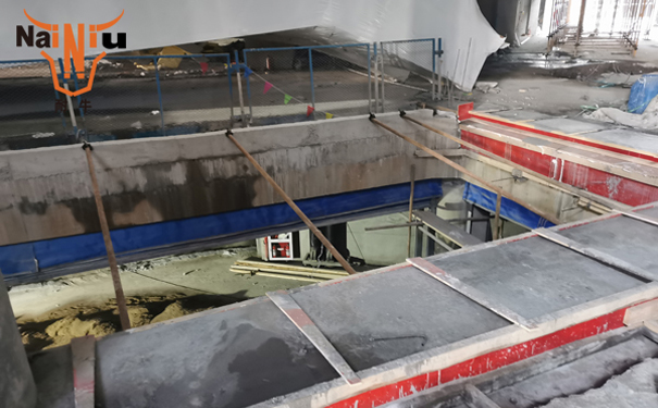 ��ǿ�����̹ཬ��ʩ�����汬����Ե��ԭ��